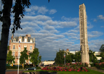 Памятник в Эперне, Франция. Фото 1 – фотографии Франции