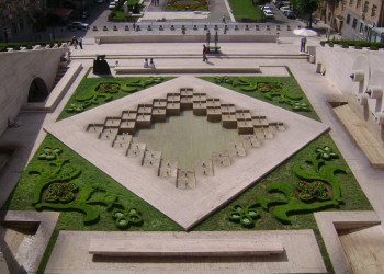 Элемент архитектуры монумента Каскад в Ереване, Армения – фотографии Армении