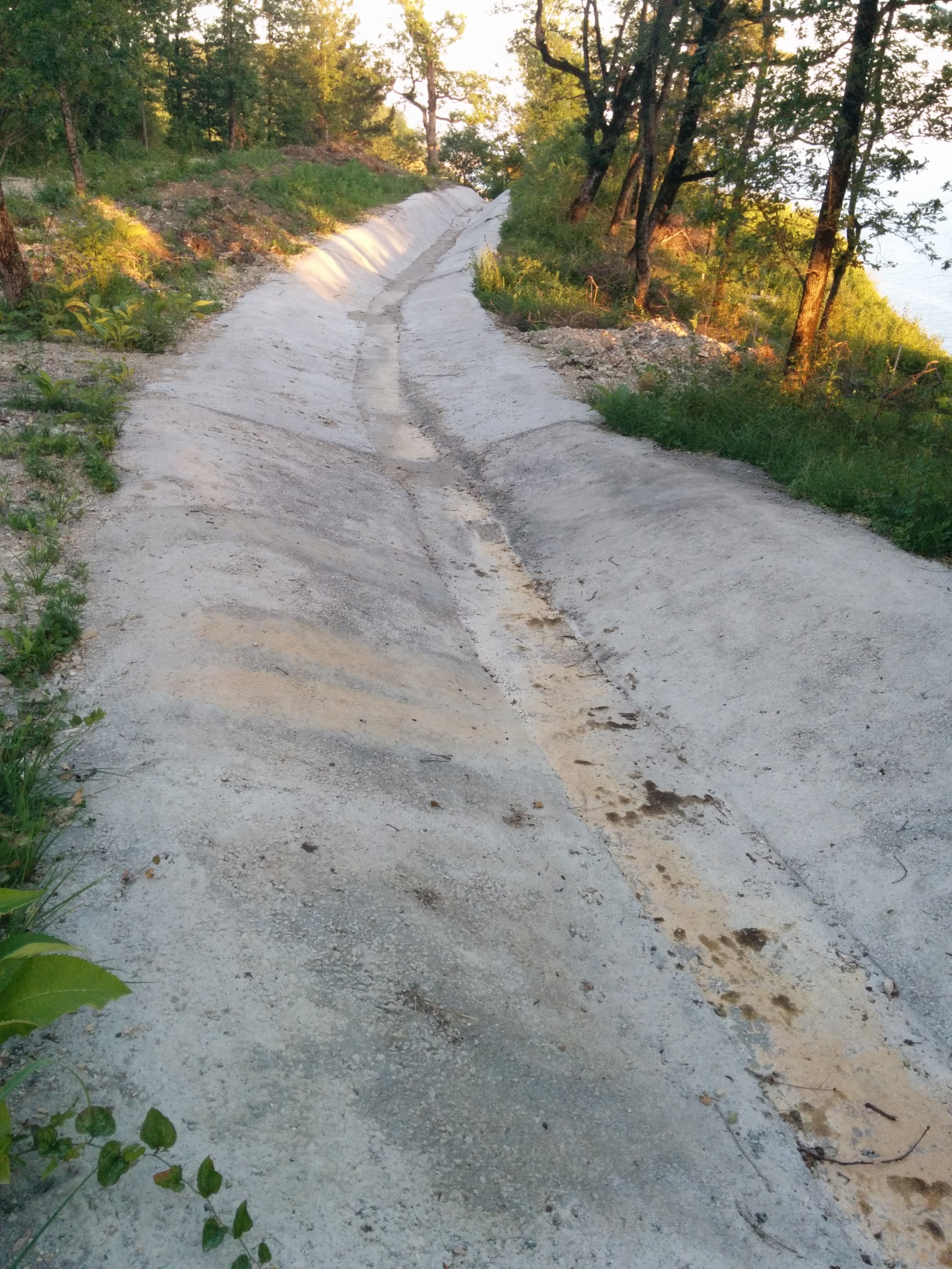 Водосливы на горе, район посёлка Южный – фотографии России