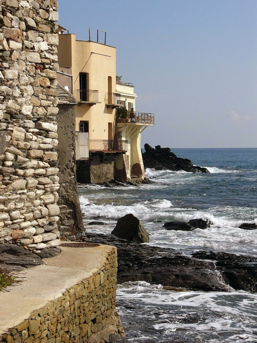 Дома на берегу моря в Эрбалунге, Франция. Фото 13 – фотографии Франции