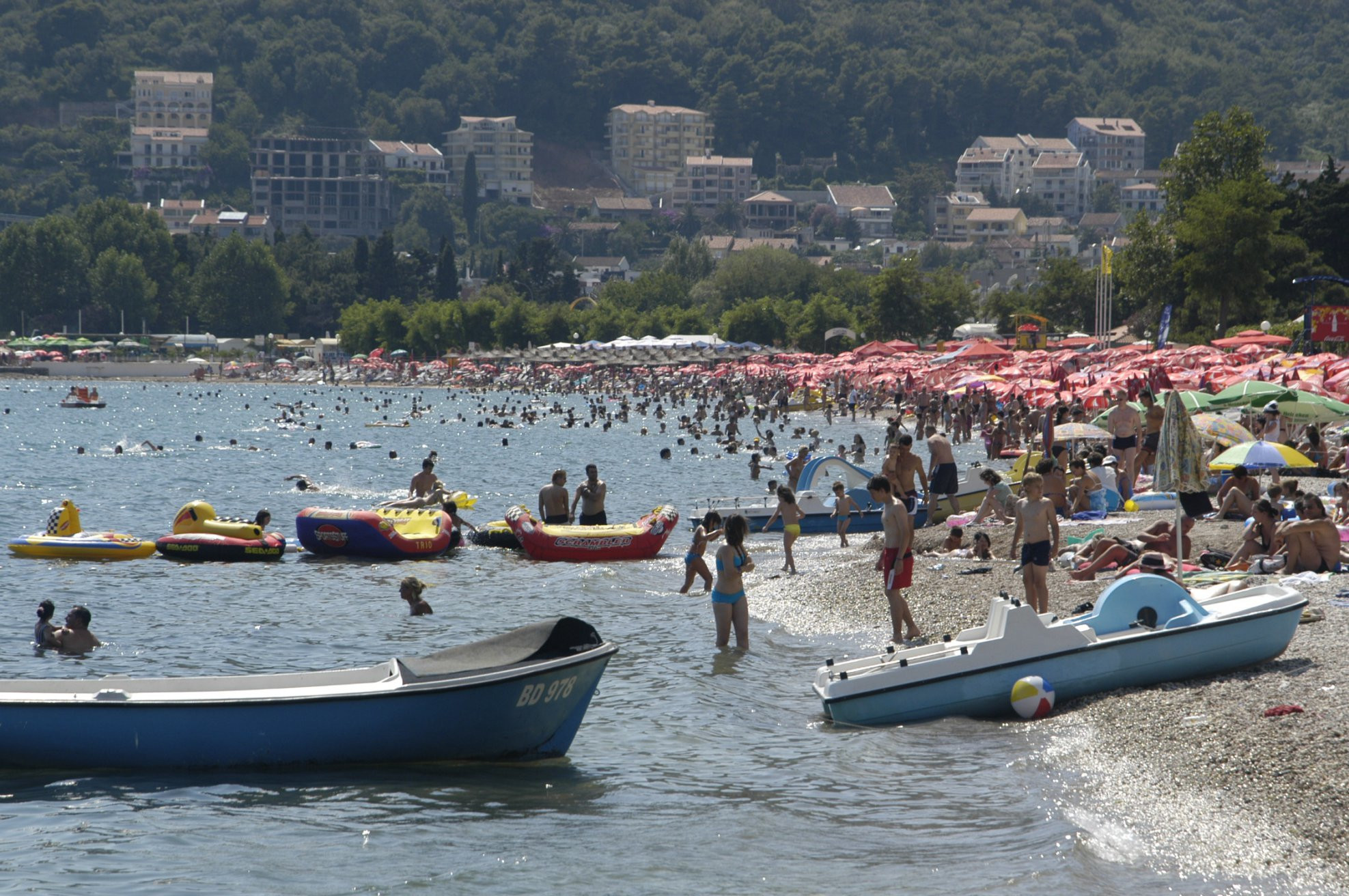 Люди на пляже в Будва, Черногория. Фото 3 – фотографии Черногории