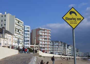 Люди на набережной в Ле-Сабль-д Олон, Франция. Фото 3 – фотографии Франции