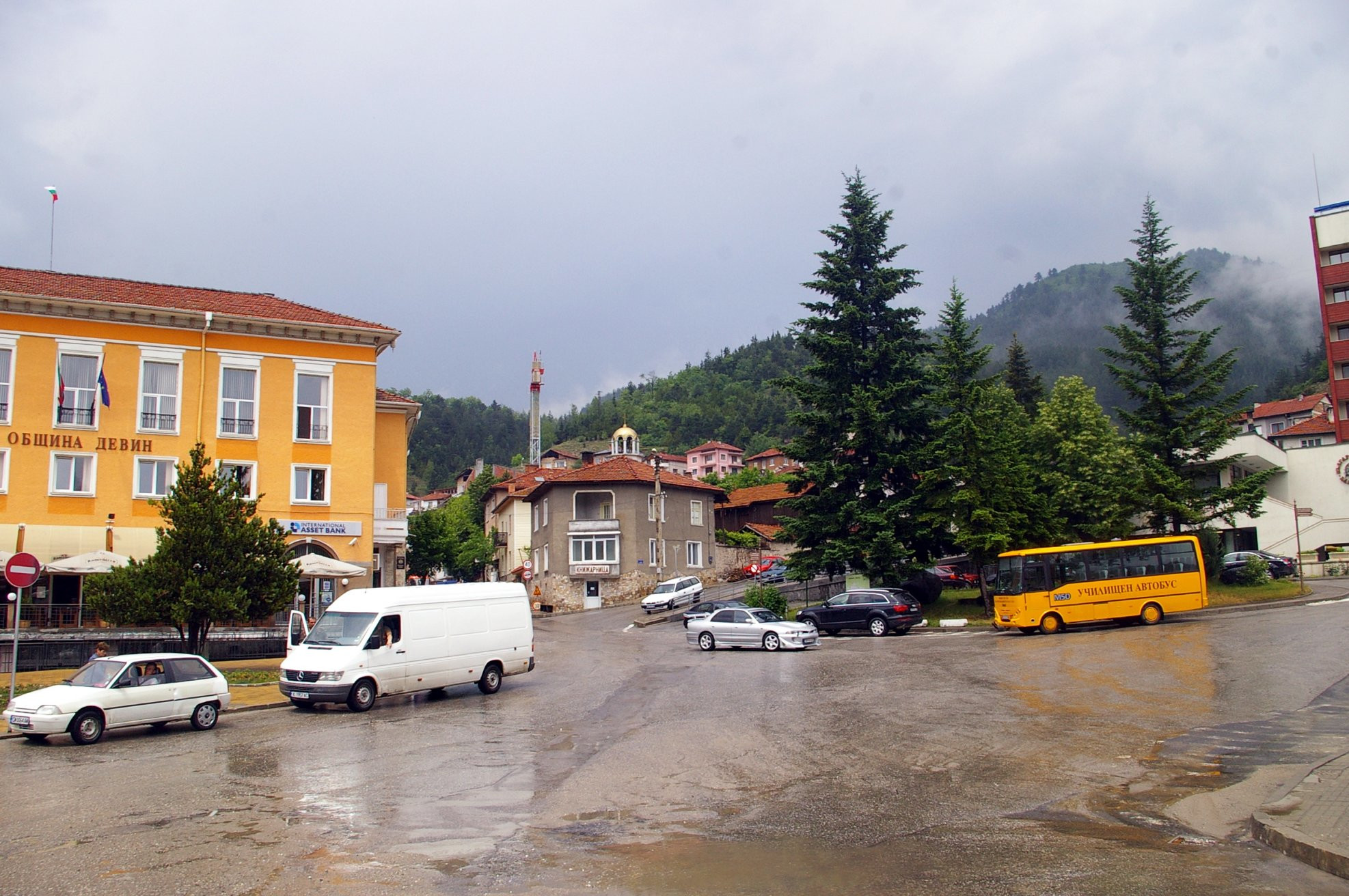 Улица в Девине, Болгария – фотографии Болгарии