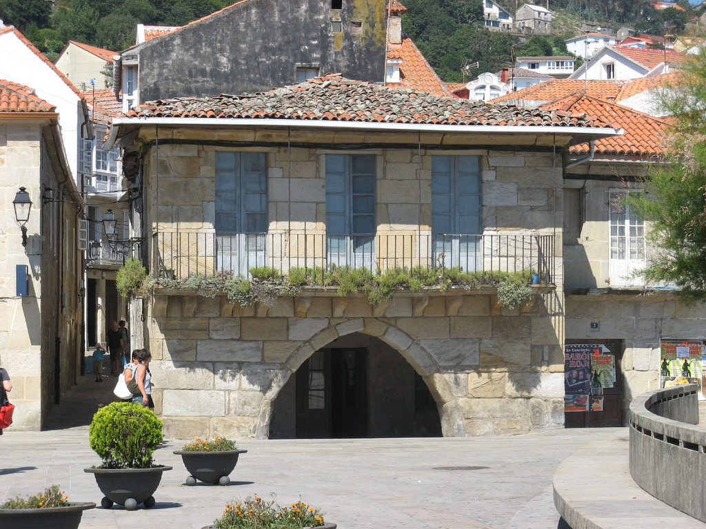 Средневековые здания Муроса с аркадами – фотографии Испании