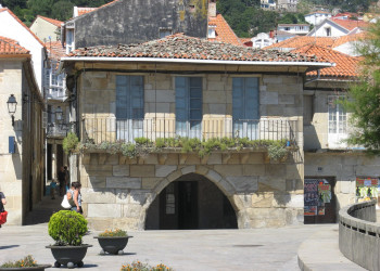 Средневековые здания Муроса с аркадами – фотографии Испании