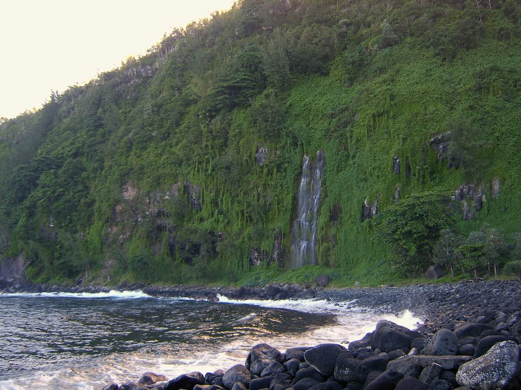 Скалистое побережье Сен-Роз (Saint Rose) на острове Реюньон – фотографии Реюньона