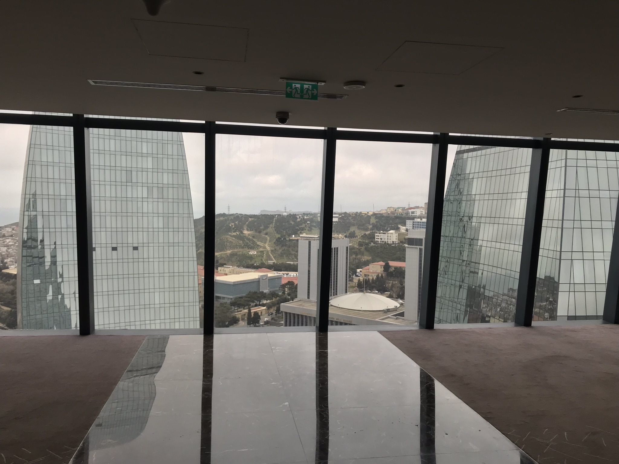 Вид из окон отеля Fairmont Baku, вид на две Пламенные башни – фотографии Азербайджана