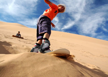 Сноубордист в Икике катается с холма Драгона – фотографии Чили