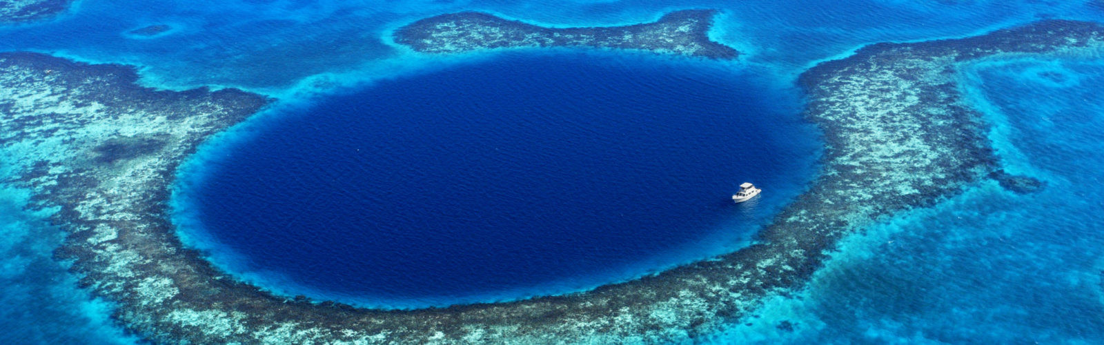 Большая голубая дыра Белиза с яхтой – фотографии Белиза