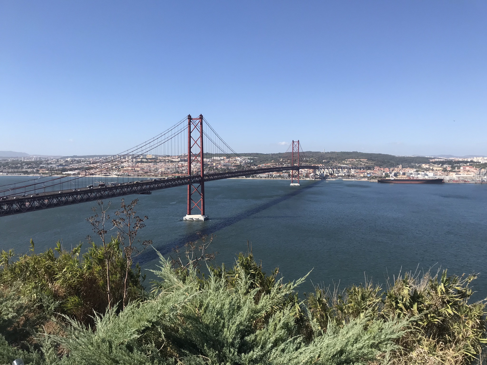 Вид на Мост 25 апреля со смотровой площадки статуи Христа, Лиссабон – фотографии Португалии