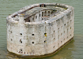 Крепость форт Бойяр (Fort Boyard) в Атлантическом океане, Франция – фотографии Франции