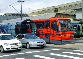 Остановка метробуса в Куритибе – фотографии Бразилии
