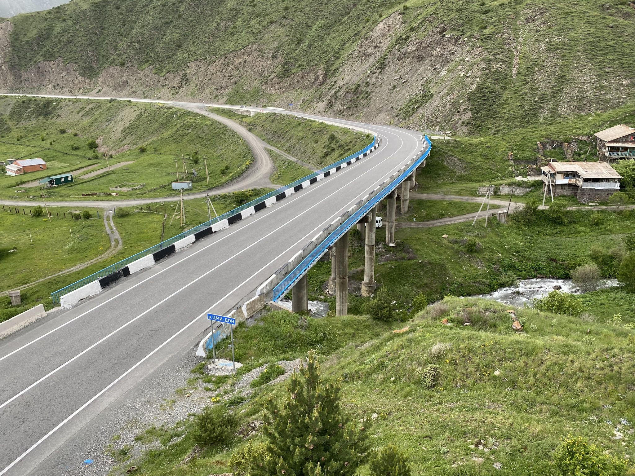 Мост возле Зарамагского водохранилища – фотографии России