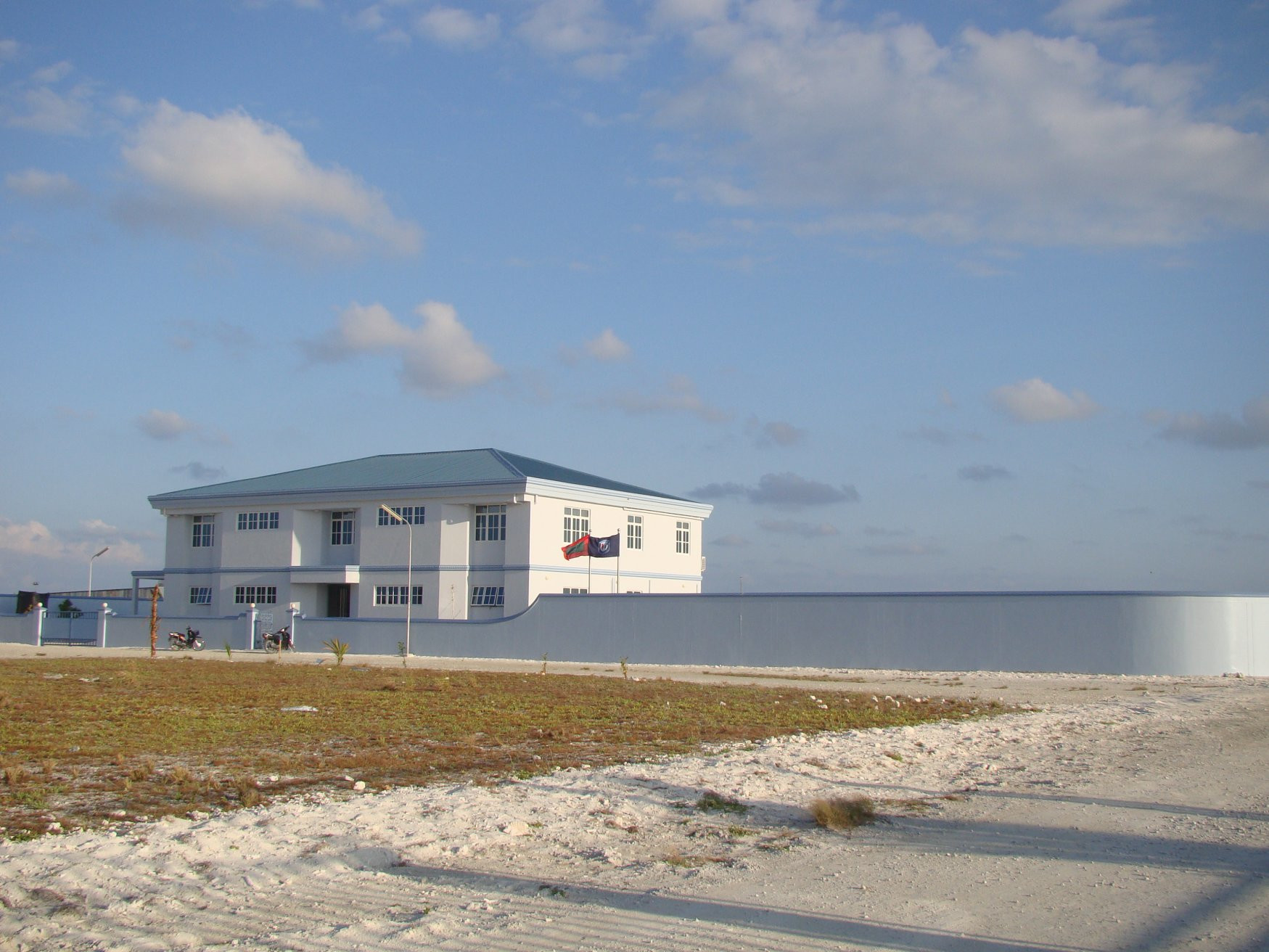 Полицейский участок на острове Thinadhoo – фотографии Мальдивских островов