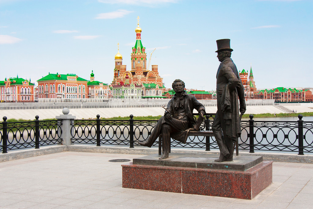 Памятник Пушкину и Онегину в Йокар-Оле. Фото 1 – фотографии России