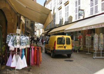 Магазины в Бельве, Франция – фотографии Франции