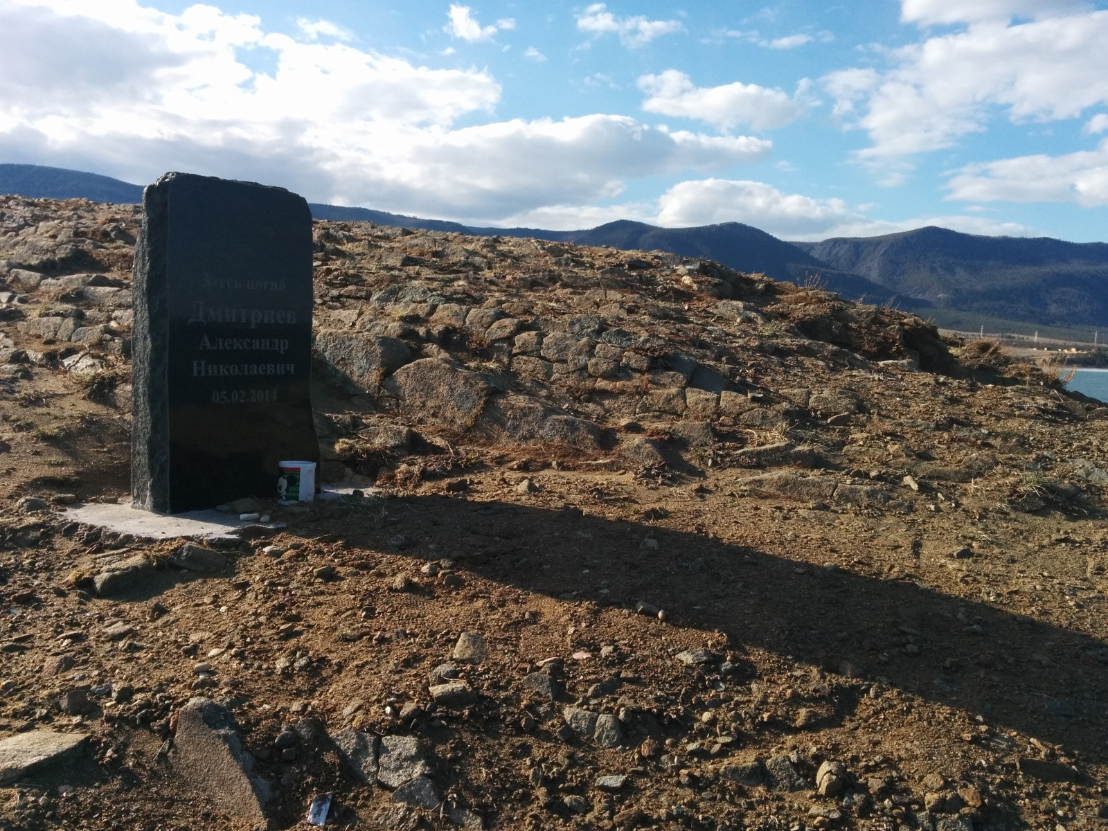 Памятник погибшем парню на мысе Уюга – фотографии России