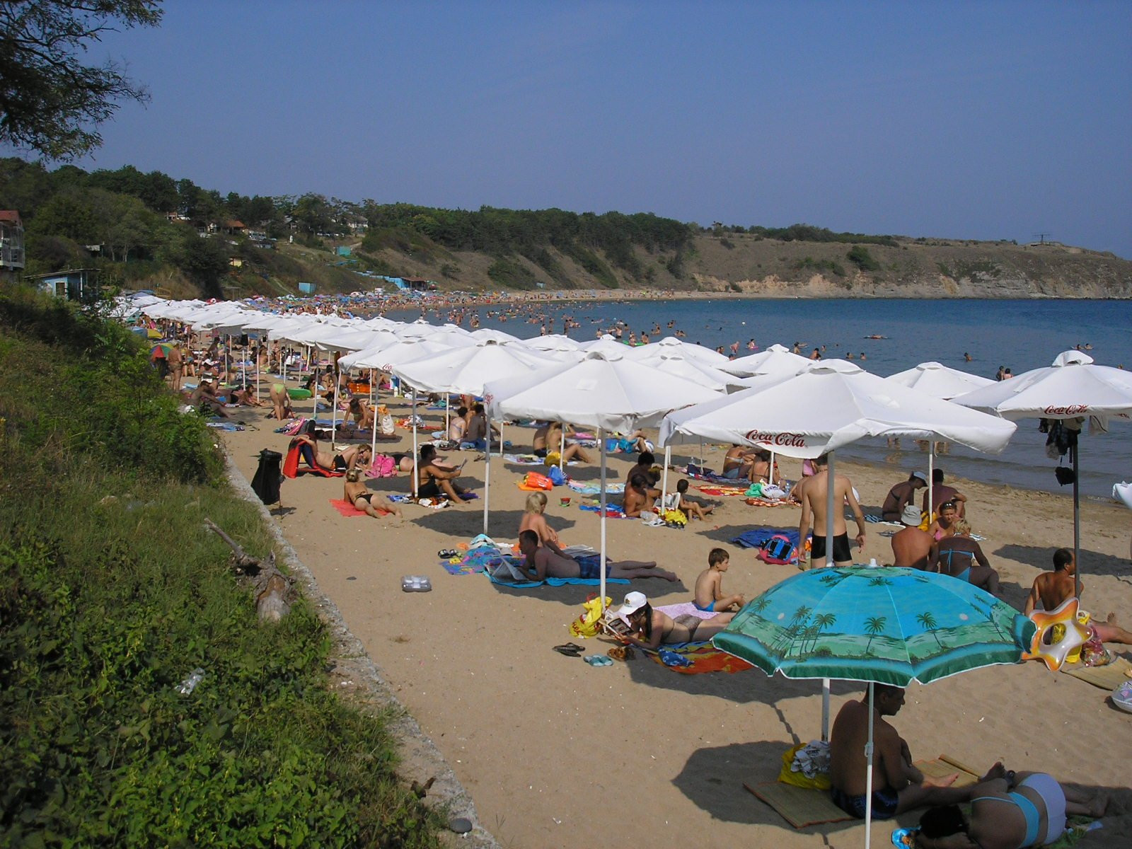 Люди на пляже в Черноморец, Болгария – фотографии Болгарии