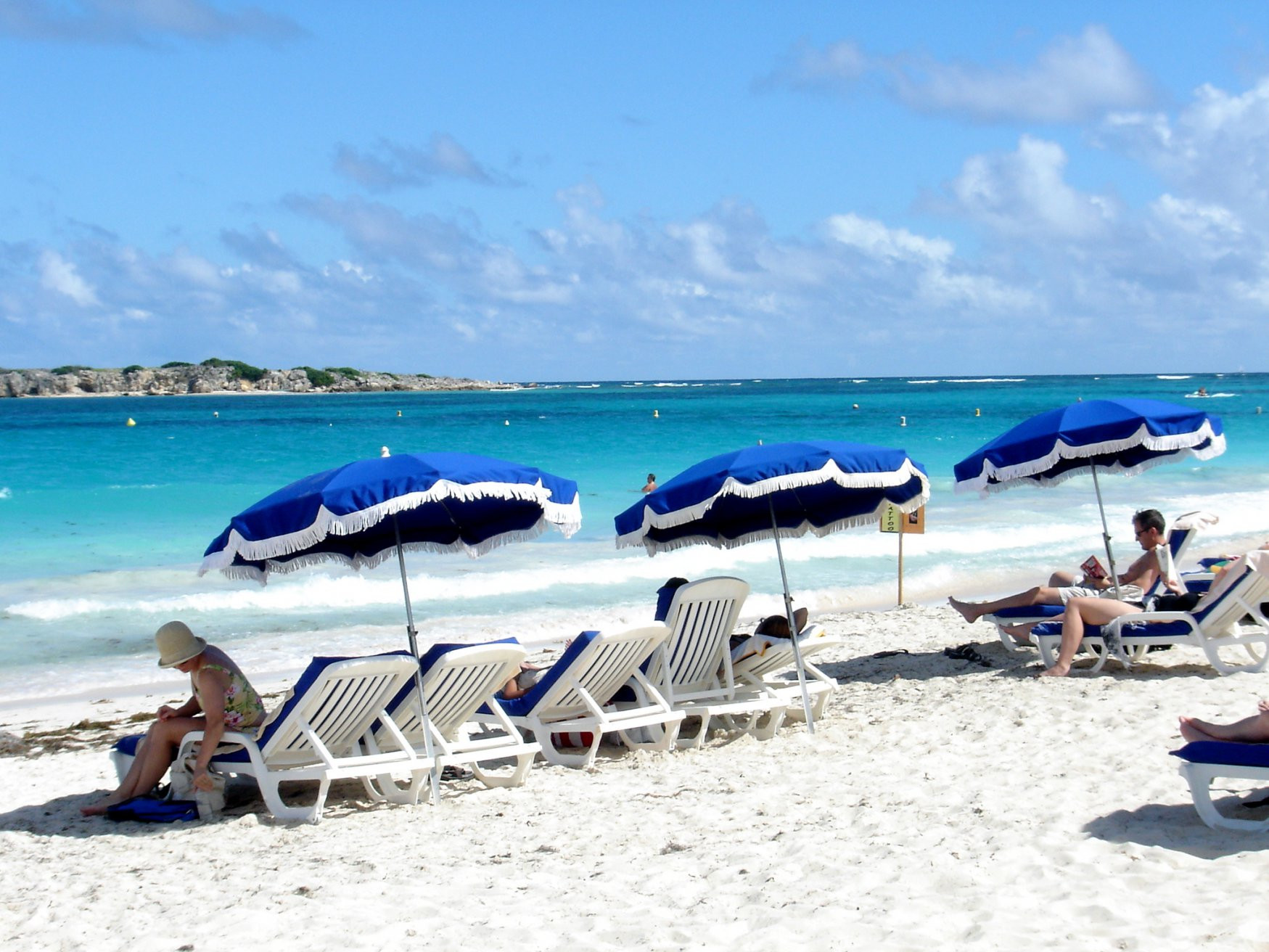 Туристы на пляже в Сен-Мартене – фотографии Сен-Мартена