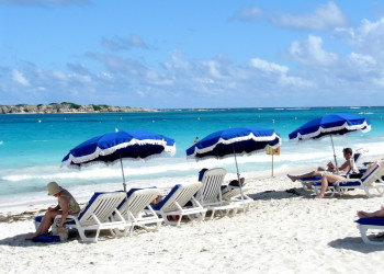 Туристы на пляже в Сен-Мартене – фотографии Сен-Мартена