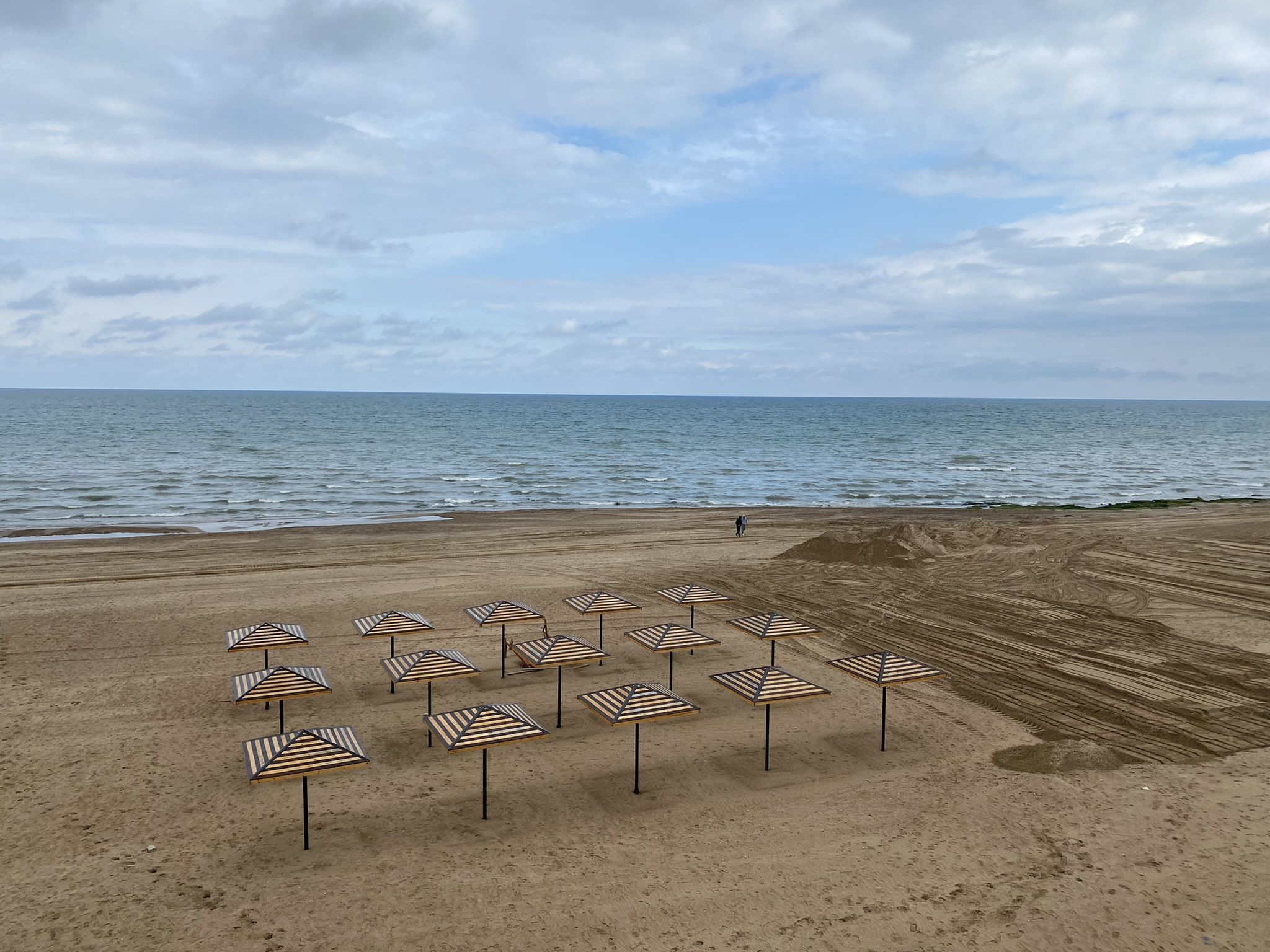 Зонтики на главном пляже Дербента – фотографии России