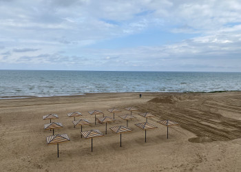 Зонтики на главном пляже Дербента – фотографии России