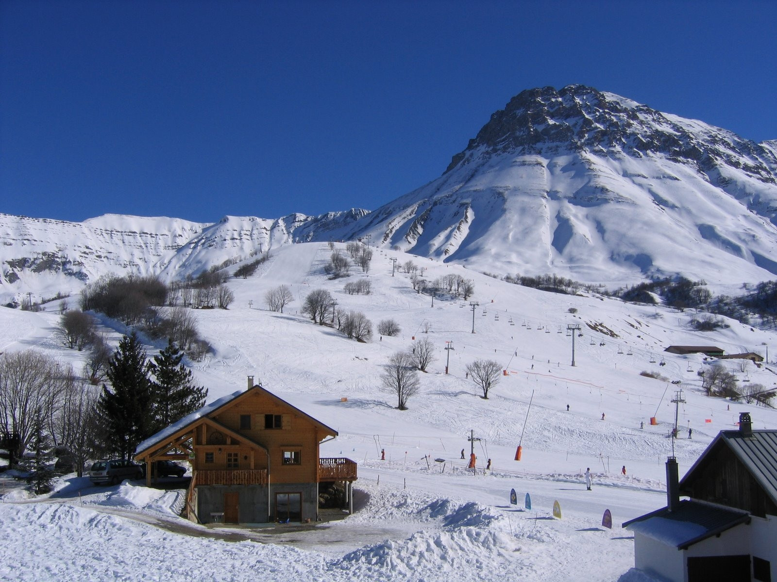 Дома в Ле-Албиезе, Франция – фотографии Франции