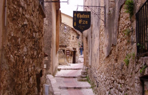 Улица в Эз, Франция – фотографии Франции