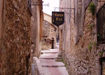 Улица в Эз, Франция – фотографии Франции