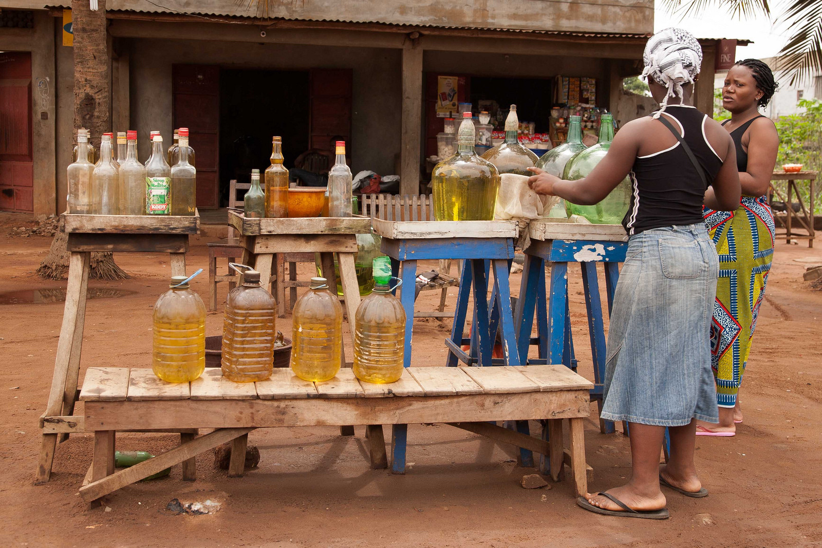 Бензозаправка в окрестностях Порто-Ново в Бенине – фотографии Бенина