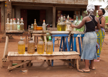Бензозаправка в окрестностях Порто-Ново в Бенине – фотографии Бенина