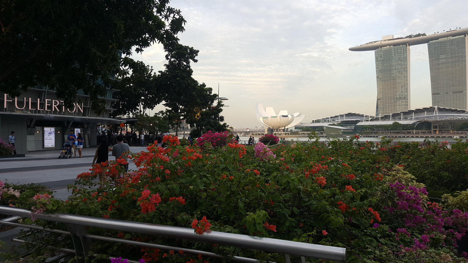 Вид на Марина Бэй из Даунтауна – фотографии Сингапура