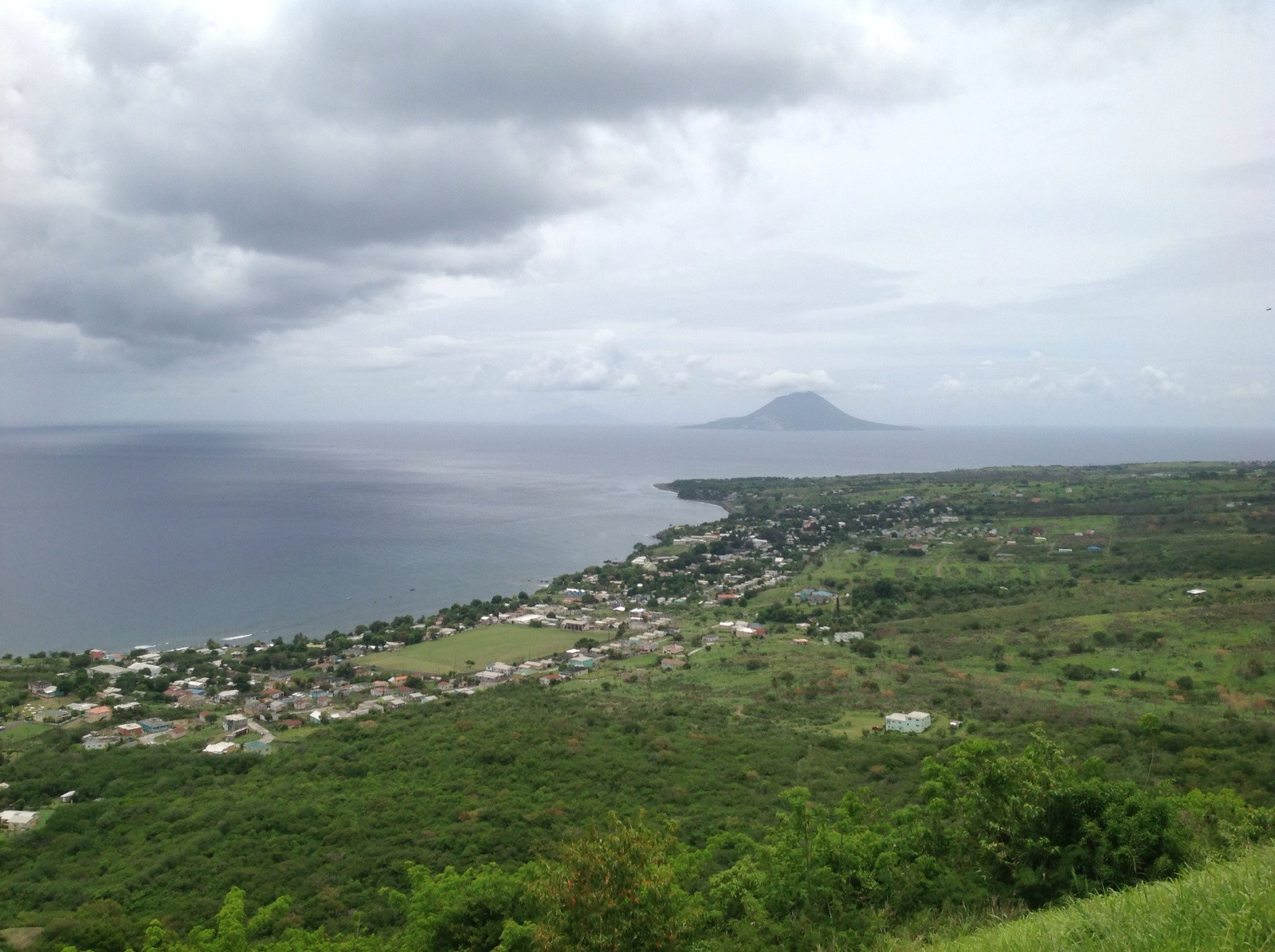 Вид с горы на побережье острова Невис, острова Сент-Китс и Невис – фотографии Сент-Китс и Невис