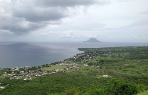 Вид с горы на побережье острова Невис, острова Сент-Китс и Невис – фотографии Сент-Китс и Невис
