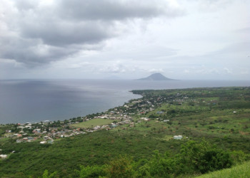 Вид с горы на побережье острова Невис, острова Сент-Китс и Невис – фотографии Сент-Китс и Невис