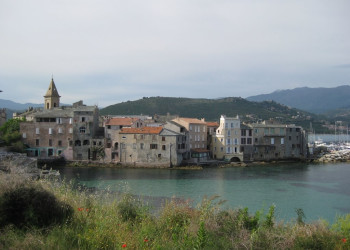 Дома на берегу в Сен-Флоране, Франция – фотографии Франции