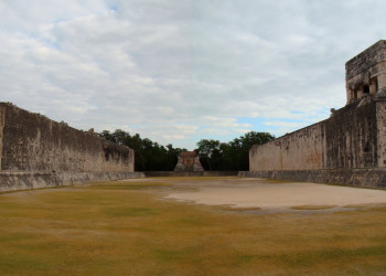 Большое поле для игры в мяч (Great Ball Court) – фотографии Мексики