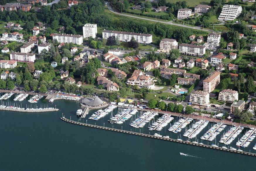 Панорамный вид в Эвиан-ле-Бен, Франция – фотографии Франции