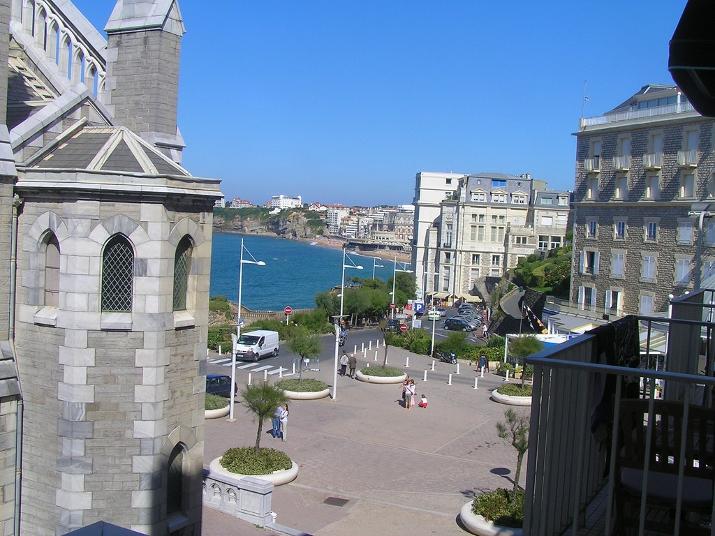 Дома на набережной в Биаррице, Франция – фотографии Франции