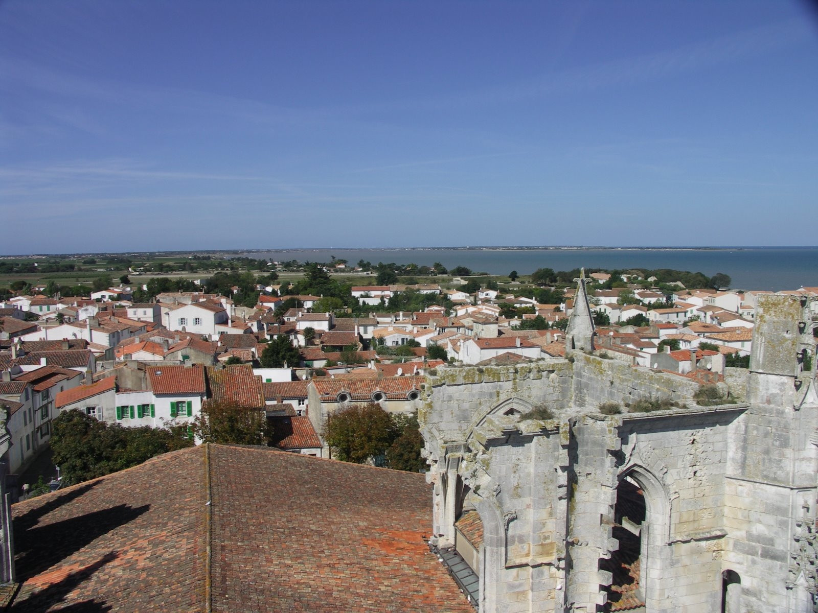 Крыши домов на острове Ре, Франция. Фото 4 – фотографии Франции