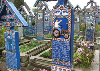Деревянными крестами с поэмой для эпитафии окрашено «Весёлое кладбище» в Румынии – фотографии Румынии