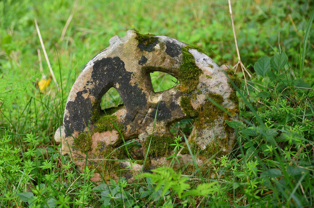 Кладбище, с настоящими кельтскими крестами – фотографии Эстонии