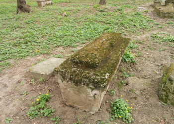 Парк Коломенское в Москве, могилы 18-19 веков у церкви – фотографии России