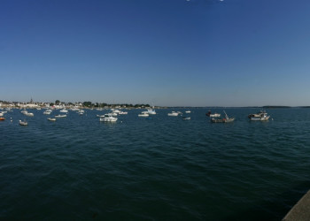 Набережная в Локмариакере, Франция – фотографии Франции