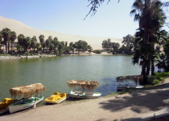 Лодки и катамараны на озере в оазисе Хуакачина (Huacachina) – фотографии Перу