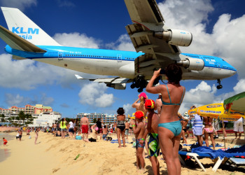 Лайнер идёт на посадку в аэропорту у пляжа Махо-Бич – фотографии Синт-Мартена