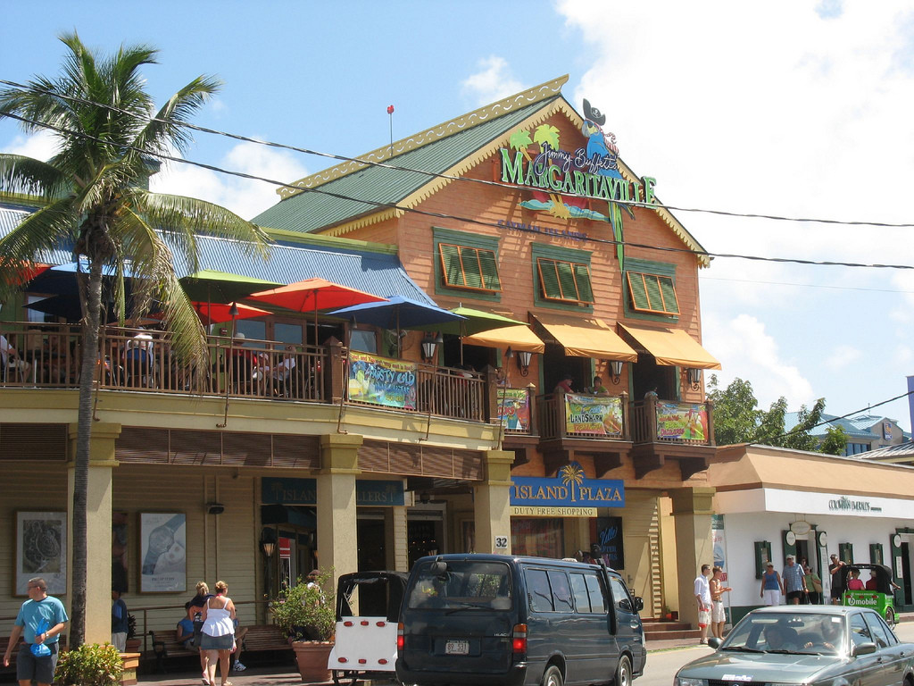 На улицах Джорджтауна (George Town), Каймановы острова. Фото 1 – фотографии Каймановых островов