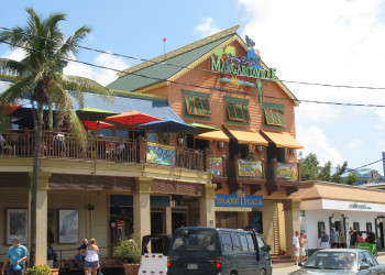 На улицах Джорджтауна (George Town), Каймановы острова. Фото 1 – фотографии Каймановых островов