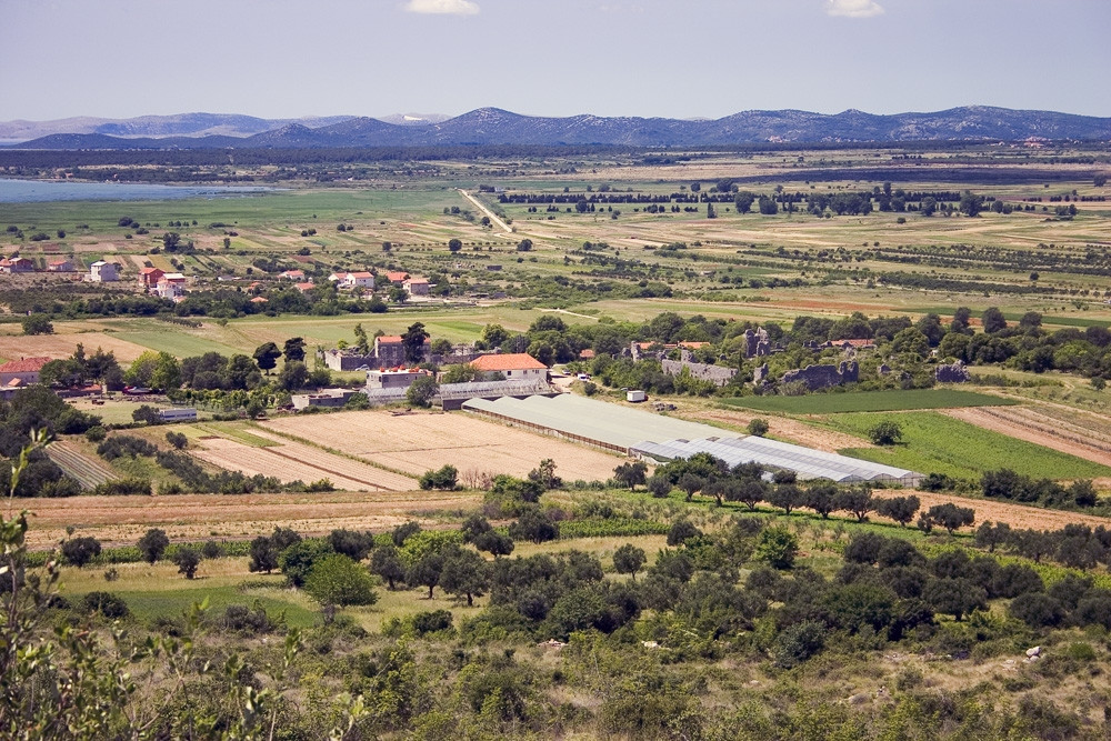 Деревня у озера Вранско, Хорватия – фотографии Хорватии