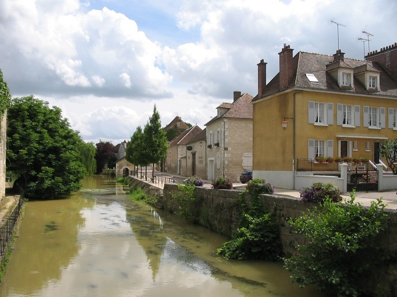 Канал в Шабли, Франция. Фото 1 – фотографии Франции